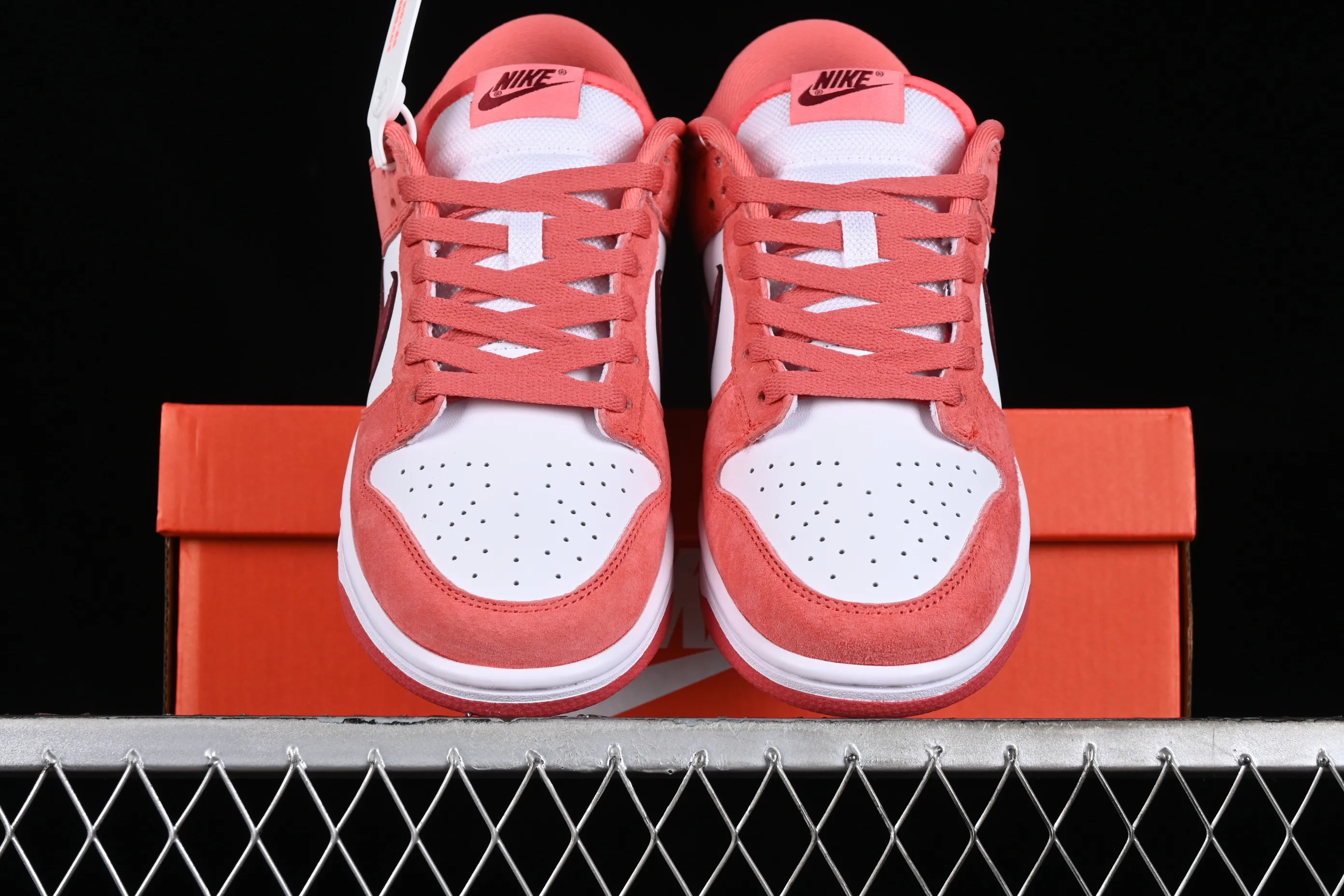 All categories Nk SB Dunk series Nk SB Dunk Low low-top sneakers Nk SB Dunk Low Retro "Valentine's Day 2024" White Rose Red Valentine's Day SB low-top casual sports skateboard shoes FQ7056-100